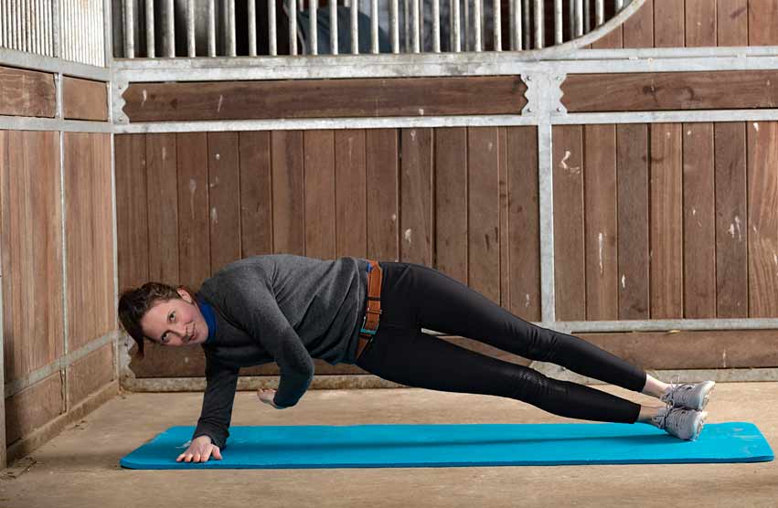 Funktionelles Bewegungstraining für Reiter, Übungsbeispiel mit Seitstütz, 02