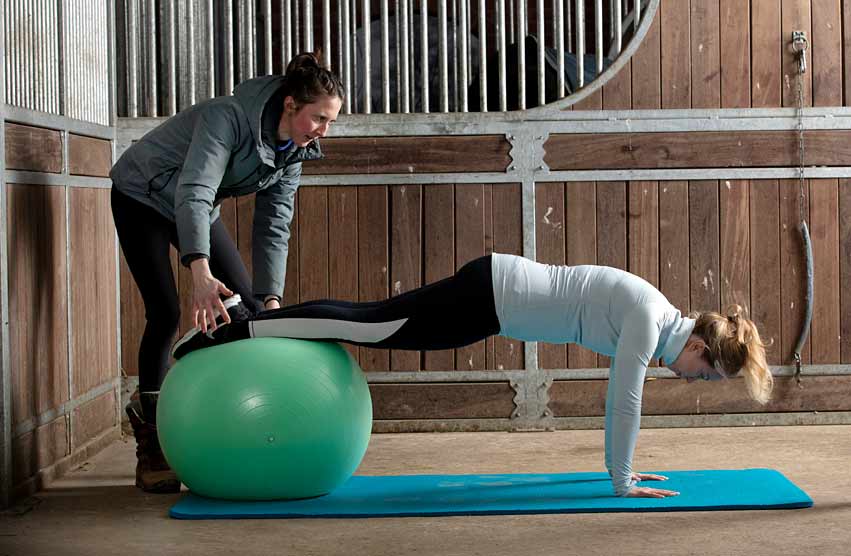 Funktionelles Bewegungstraining für Reiter, in Hamburg. Übungsbeispiel mit Petziball 01