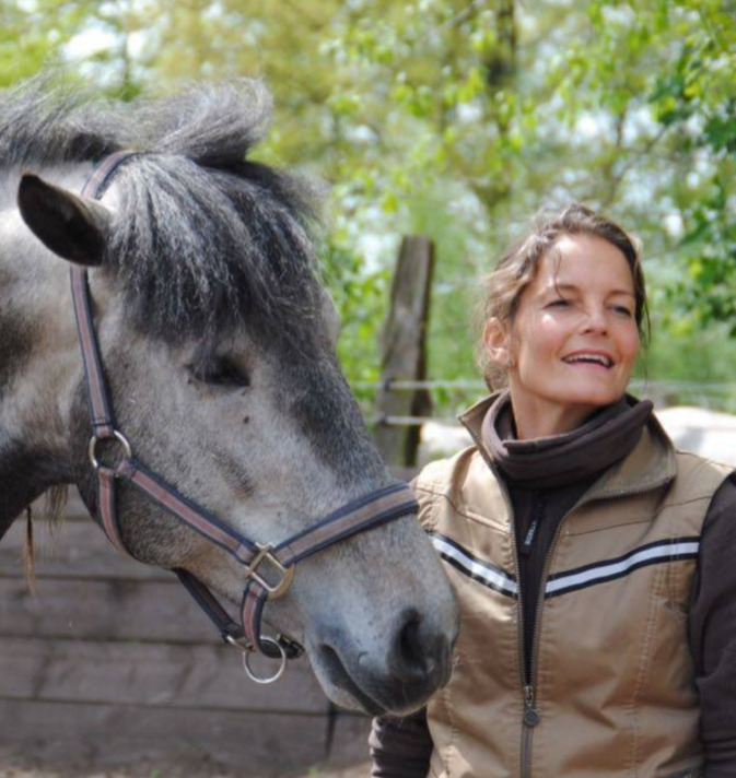 Karen Zoller, Testimonial-Foto für Johanna Pauls, Sitzschulung und funktionelles Bewegungstraining für Reiter. Hamburg & bundesweit.